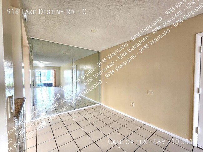 Foto del edificio - 916 Lake Destiny Rd