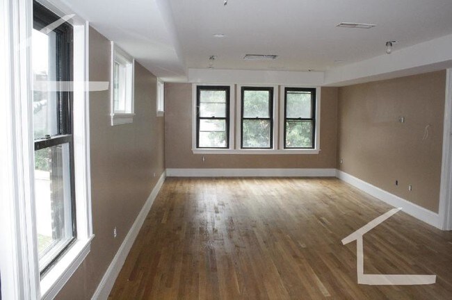 Building Photo - 39 Woodstock Ave