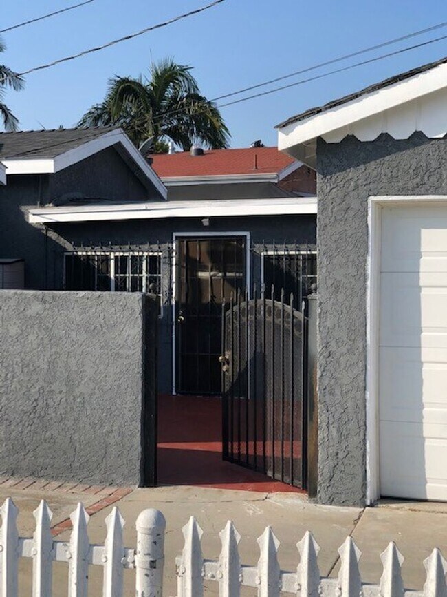 601 W Arbutus St Unit BACK, Compton, CA 90220 Room for Rent in