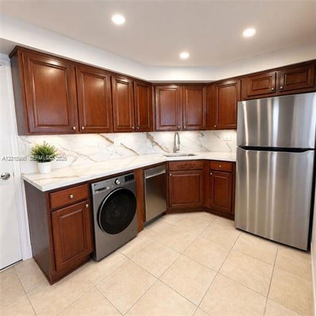 Building Photo - 1408 Brickell Bay Dr