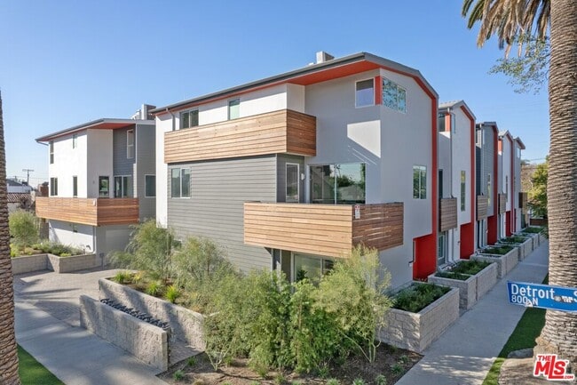 Building Photo - 857 N Detroit St