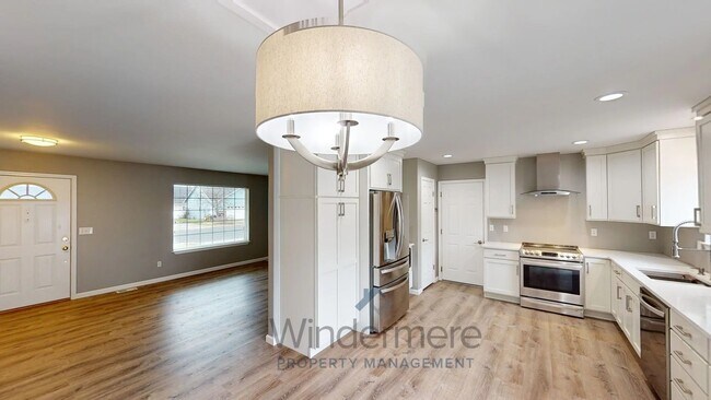 Foto del edificio - 739 SE Landen Drive *Two car garage & Fenc...