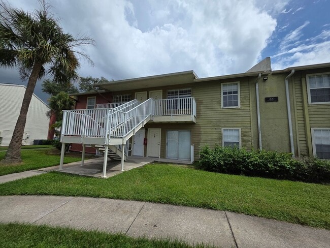 Building Photo - 220 Lake Parsons Green