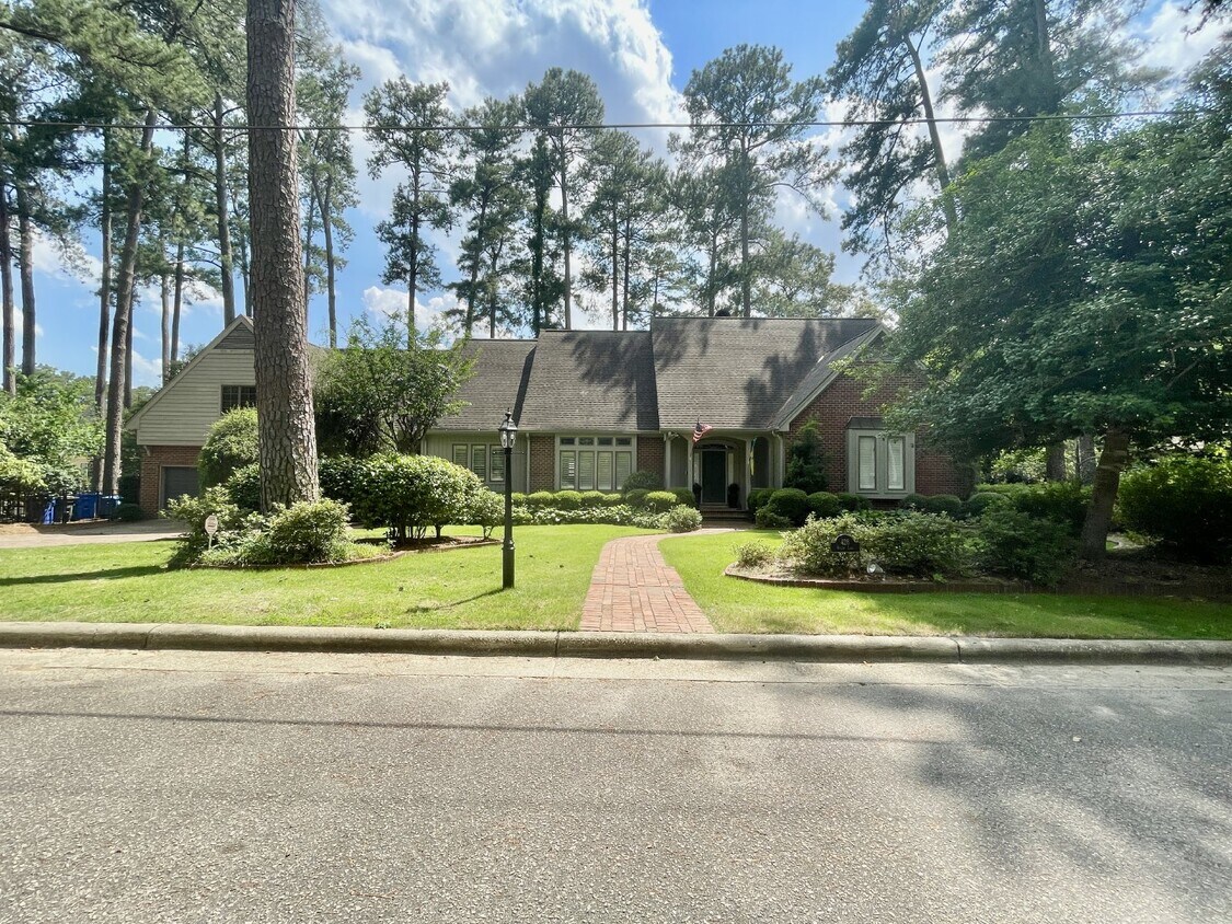 Foto principal - 4 Bed, 4 And A Half Bath Nest In Haymount
