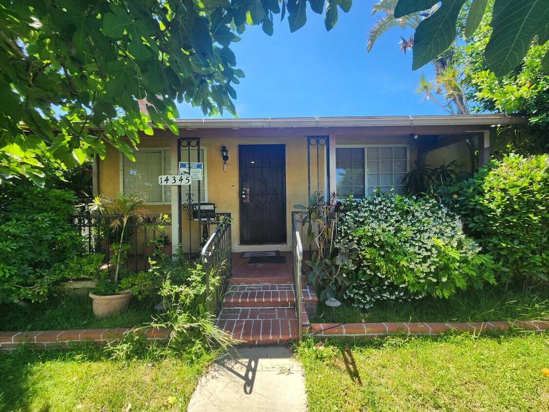 Foto principal - 14345 Chase St