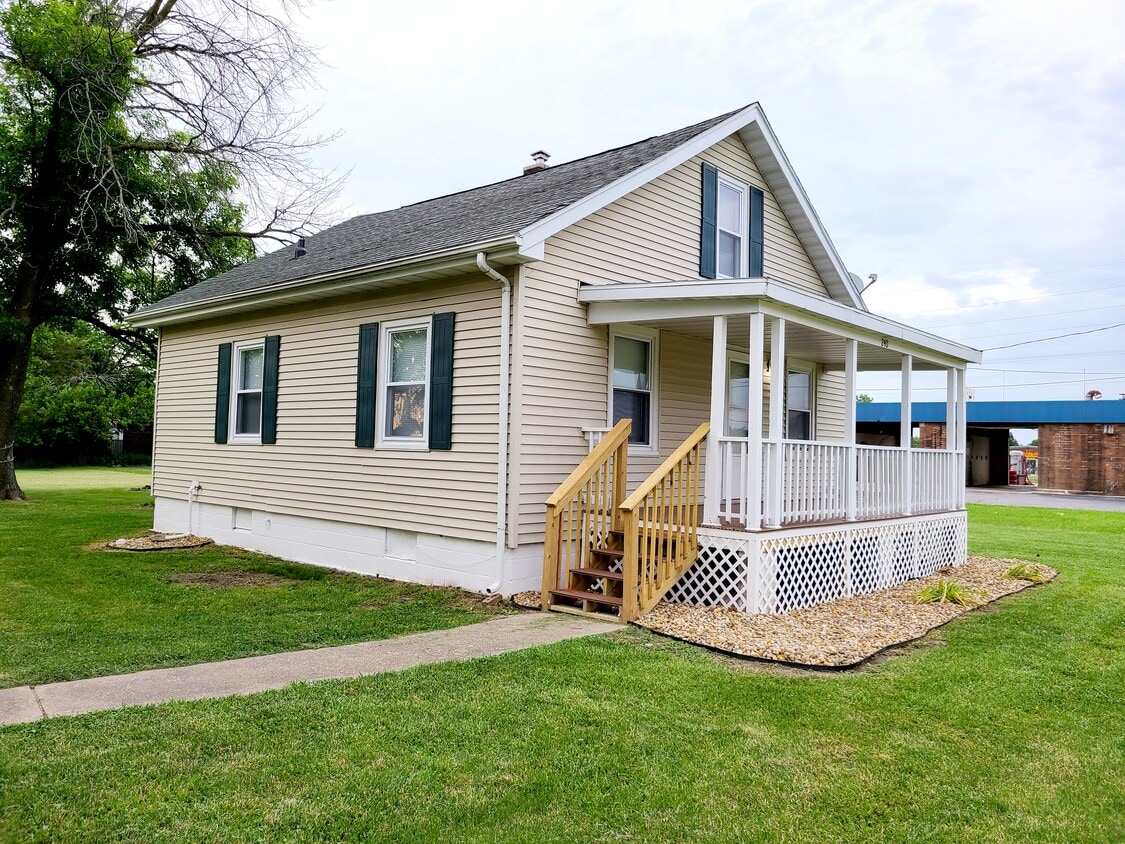 Primary Photo - 240 W Woodland Ln