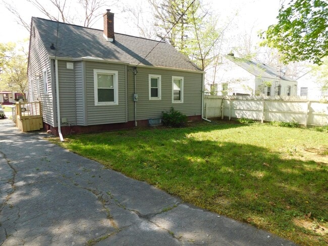 Building Photo - 2 Bedroom - Quiet Area - Garage & Full Bas...