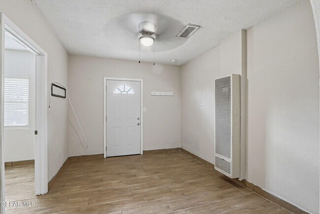 Building Photo - 2624 Lake Victoria Dr