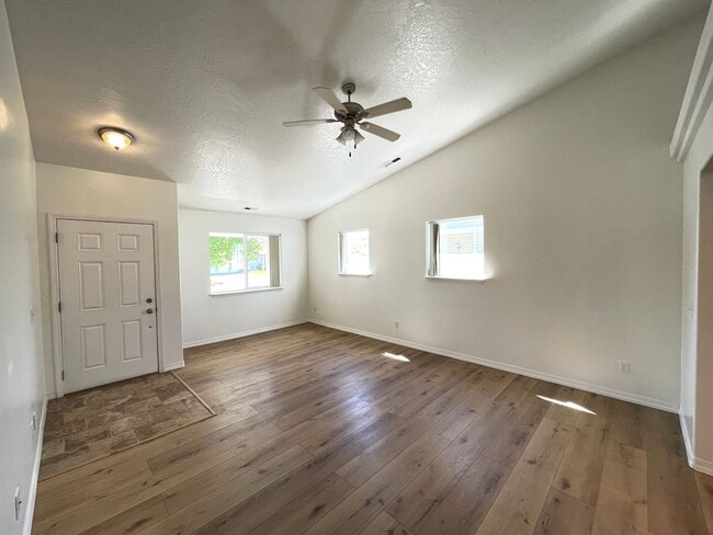 Building Photo - Clean 3 Bed 2 Bath in the Landings