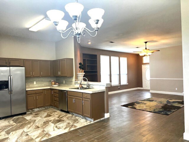 Foto del edificio - 518 Lone Star Park Ln