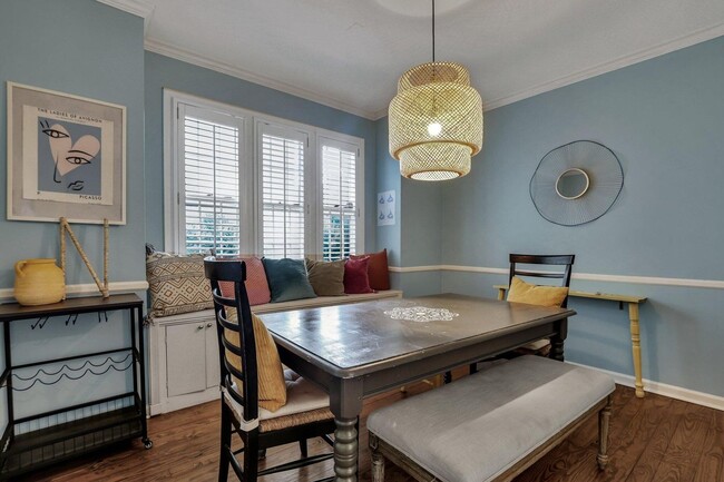 Building Photo - Gorgeous Two Bedroom - Two and One Half Bath Apartment - Excellent Location!