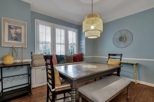 Foto del edificio - Gorgeous Two Bedroom - Two and One Half Bath Apartment - Excellent Location!