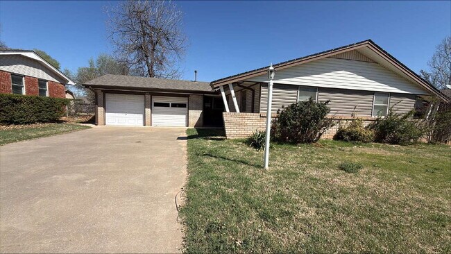 Foto del edificio - "Charming Space in Yukon, OK! Lawn care included!"