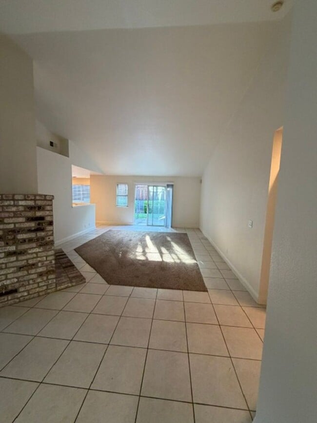 Building Photo - Beautiful Freshly Painted 3 Bedroom and 2 Bathroom Home in Carmichael $2,995.00 + Water