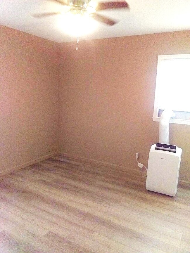 Foto del edificio - 2031 Redwood Cir