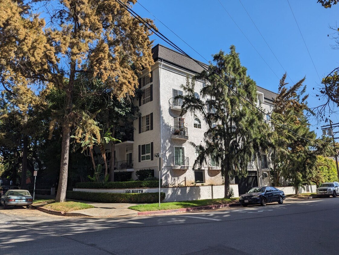 Primary Photo - Beautiful Corner 3rd Floor 2 bedroom Condo...