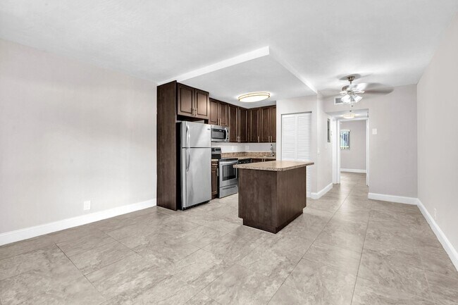 Foto del edificio - 559 NE 44th St