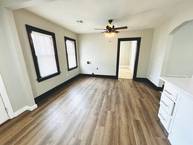 Building Photo - Cute 2BD 1BA Bungalow in NW OKC!!!