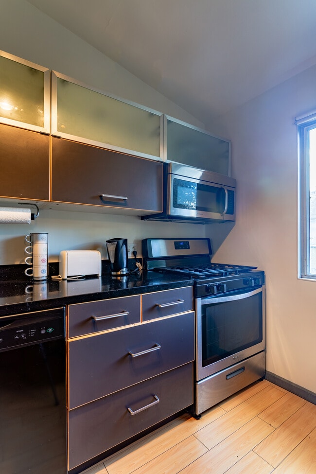Kitchen well equipped - 1466 S Canfield Ave
