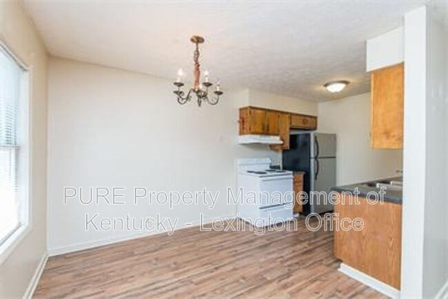 Building Photo - 245 Landings Dr