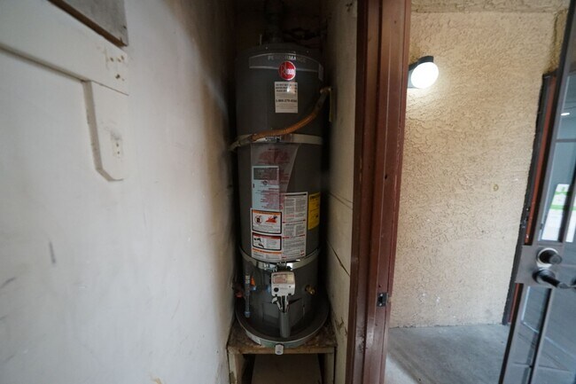 Foto del edificio - SHOWINGS AVAILABLE NOW