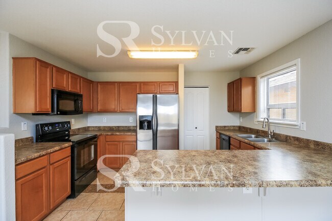 Foto del edificio - Spacious 5 BR 3 BA home