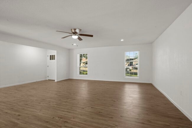 Foto del edificio - 914 Grand Oaks Dr