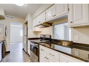 Lake Country Village Apartments photo'