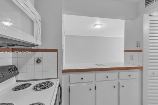 Building Photo - 210 Fontainebleau Blvd