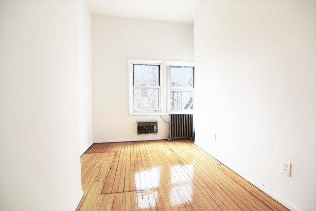 Building Photo - 523 Graham Ave