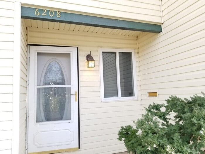 Foto principal - Grandview, Missouri 3 bedroom 2.5 bathroom...