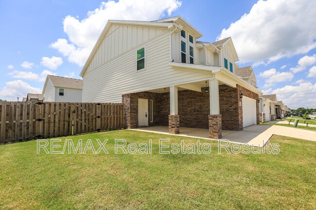 Building Photo - 2011 Wildflower Dr