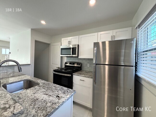 Building Photo - Renovated 1 Bed + Den Townhome in South Plaza