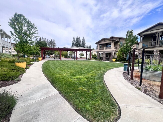 Foto del edificio - STUNNING 4BD/2.5BA TOWNHOUSE IN WALNUT CREEK!!!