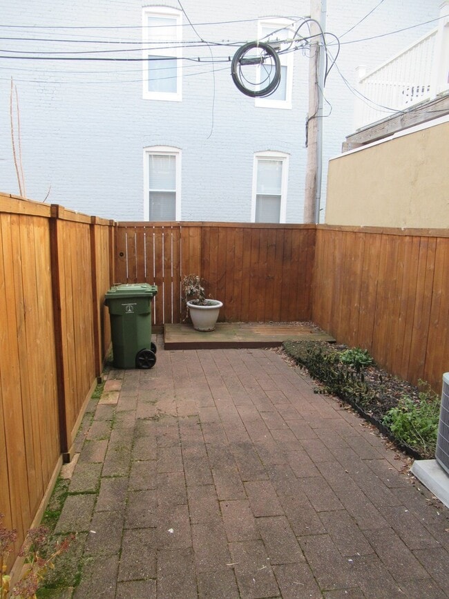Building Photo - Charming 2 Bedroom/1Bathroom Townhome in C...