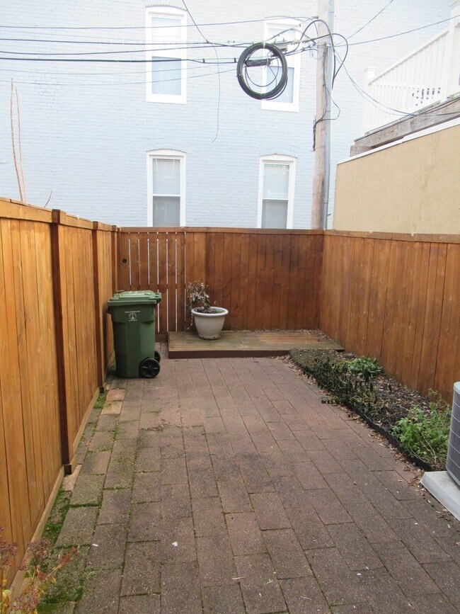 Foto del edificio - Charming 2 Bedroom/1Bathroom Townhome in C...