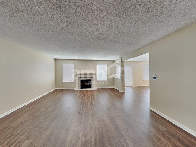 Foto del edificio - 1404 Round Lake Rd