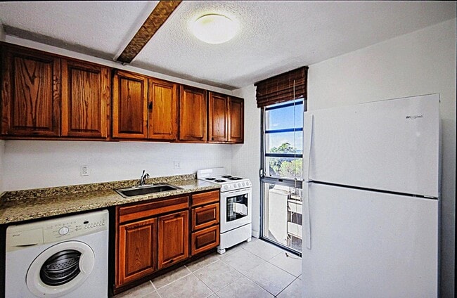 Building Photo - 419A Atkinson Dr