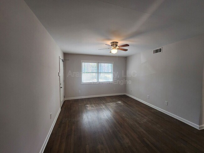 Building Photo - 1651 Line Cir