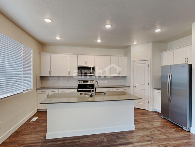 Building Photo - 2222 E Silverado Ln