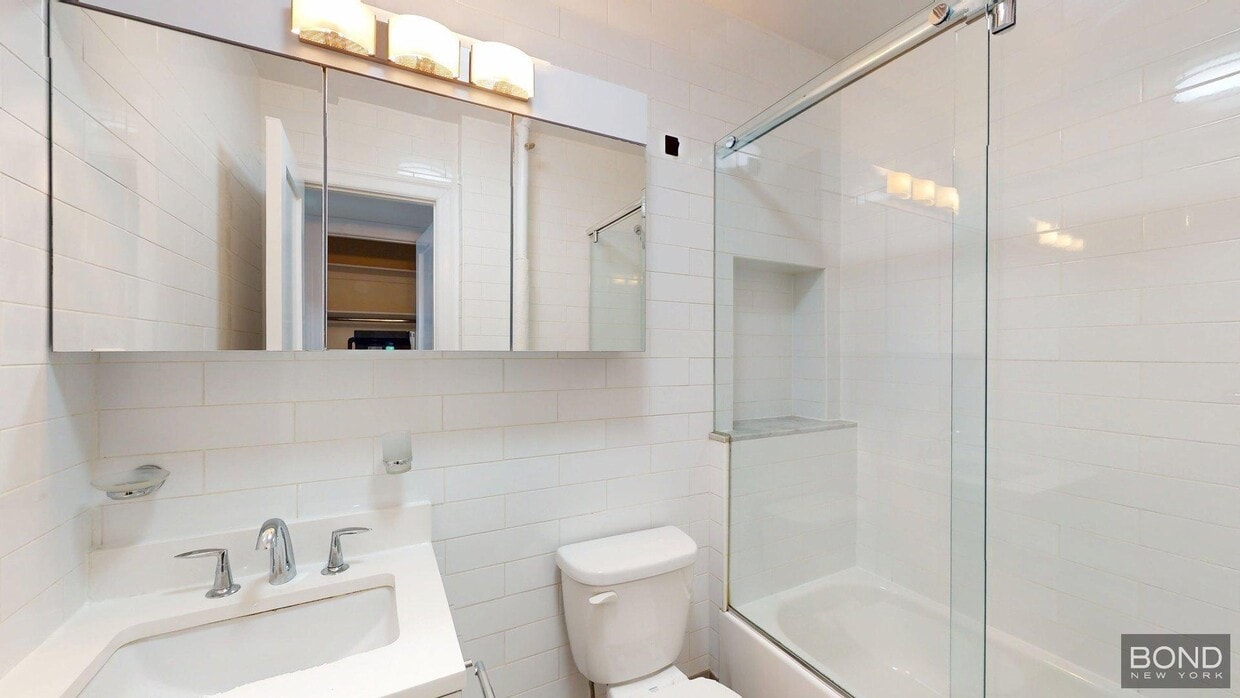 Building Photo - 39 E 65th St