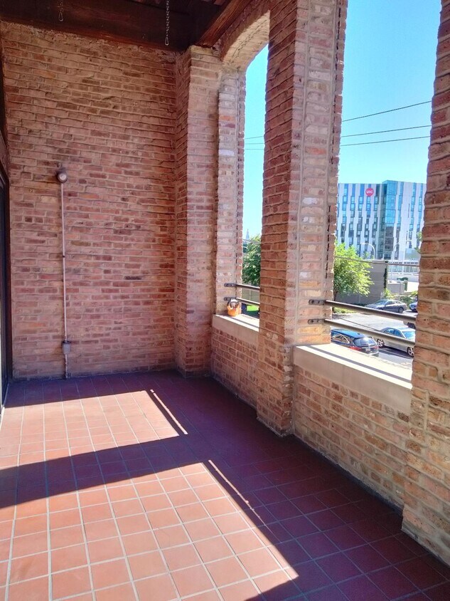 Spacious Patio - 400 S Green St