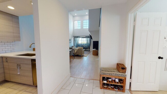 Foto del edificio - Bright 3 Bed 2 Bath Furnished Condo Available for Long Term Lease