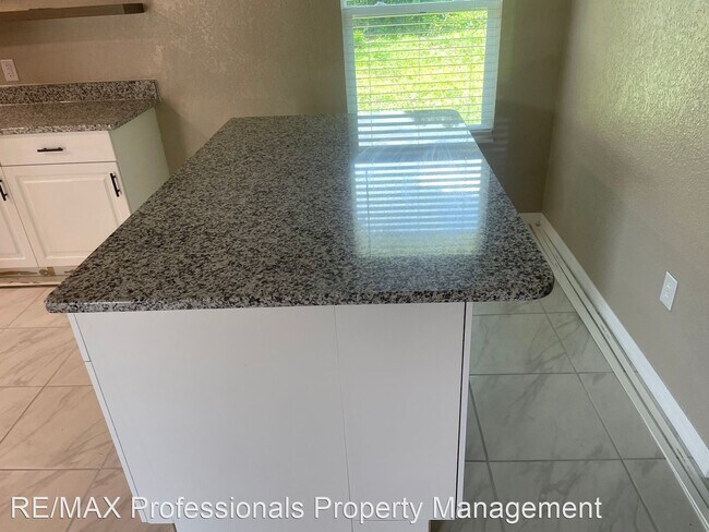 Foto del edificio - 3 br, 1 bath House - 657 NE Denver Street