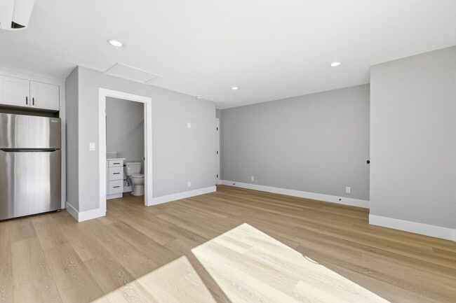 Building Photo - Donner