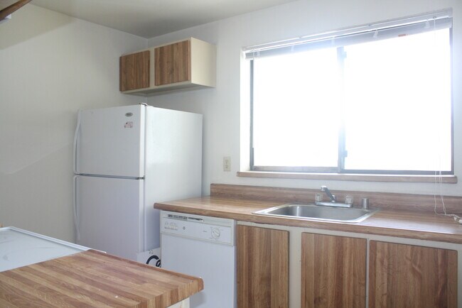 Foto del edificio - Top floor, 2drm, 2 full bath, open floor plan, pool, water, sewer, garbage included in rent