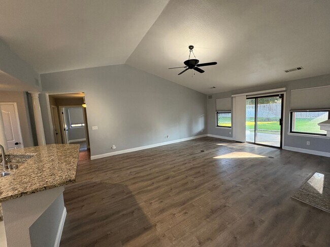 Foto del edificio - SE Visalia home coming soon!