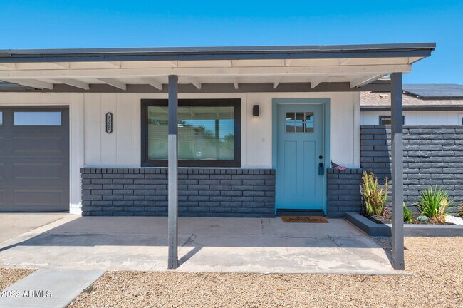 Building Photo - 3320 E Claire Dr