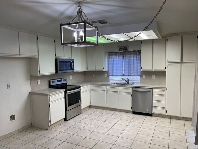 Building Photo - Modesto Lovely 3 Bedroom 2.5 Bath Home