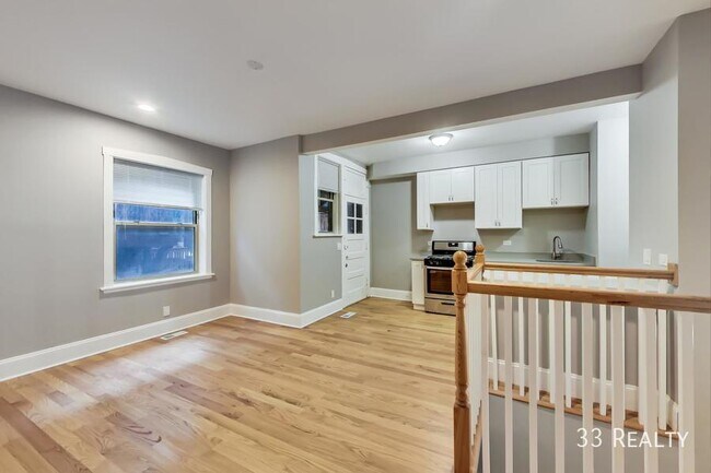Building Photo - Oak Park Duplex / 3 Bed 3 Bath / Laundry i...